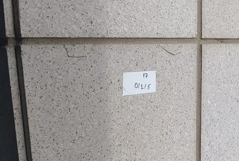 חיפוי אבן בקיבוע יבש - סדיקה בעקבות ריכוז מאמצים בנקודות העיגון