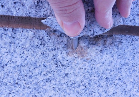 חיפוי אבן בקיבוע יבש - נשירת חלק מלוח האבן לאחר התרחבות הסדק בנקודת העיגון