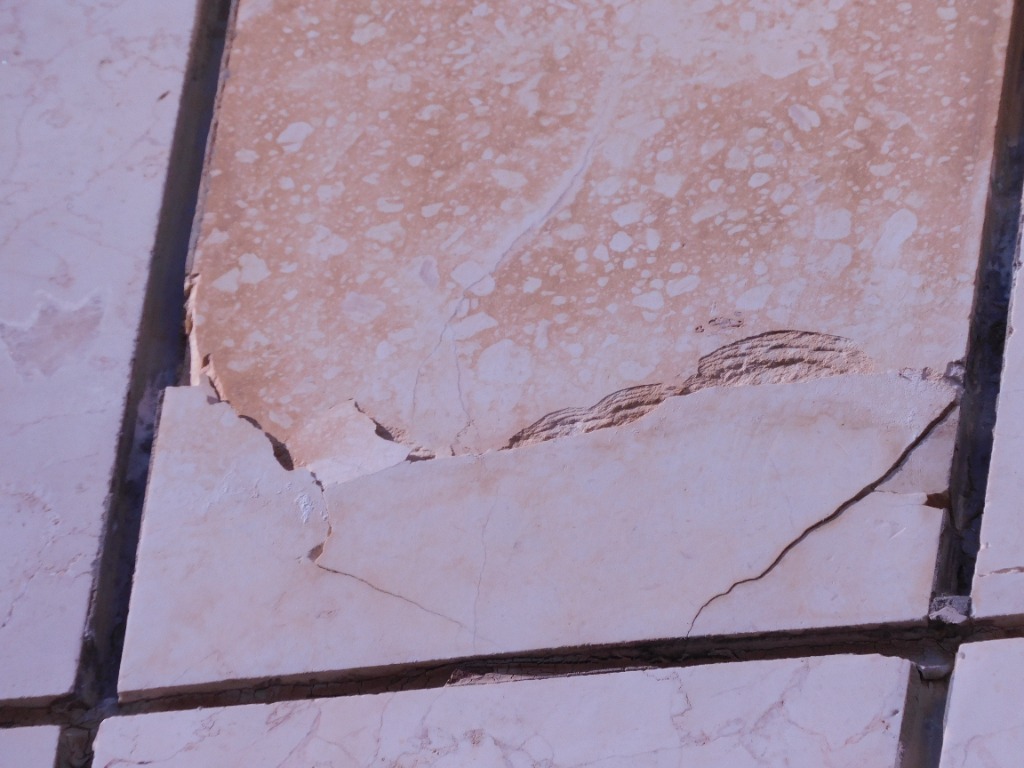 לוח אבן שבור בולט מחוץ למישור החיפוי – יש לפרק ולטפל בקיר הרקע בטרם התקנת לוח אבן חדש